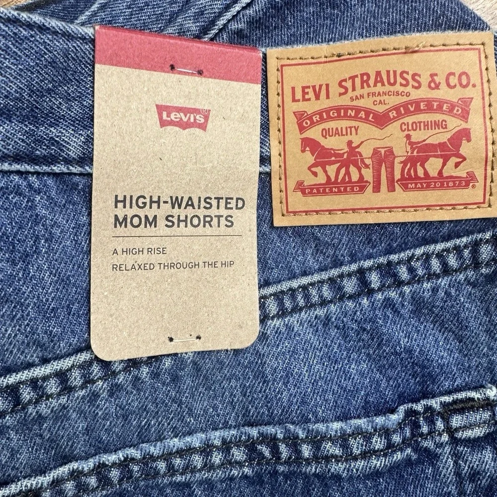NWT Levi's Women's High-Waisted Denim Mom Shorts Size 33 Medium Wash